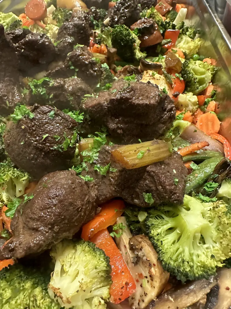 Mørt kjøtt i saus med ovnsbakte grønnsaker i buffetkar