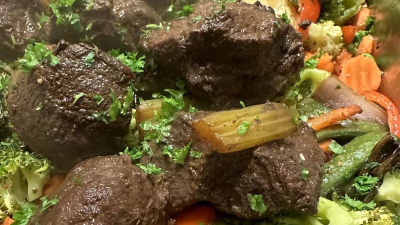 Mørt kjøtt i saus med ovnsbakte grønnsaker på søndagsbuffeten