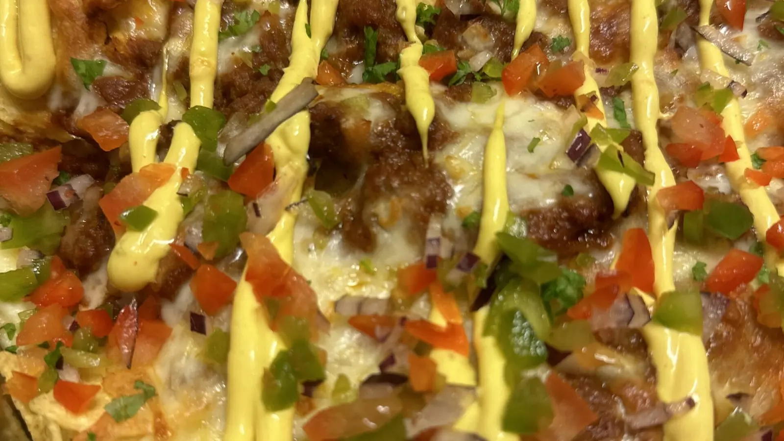 Nachos med kjøttdeig, ost, tomat og dressing på søndagsbuffeten