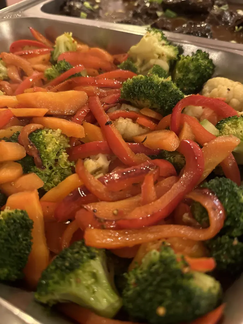 Stekt paprika, gulrot og brokkoli i buffetkar
