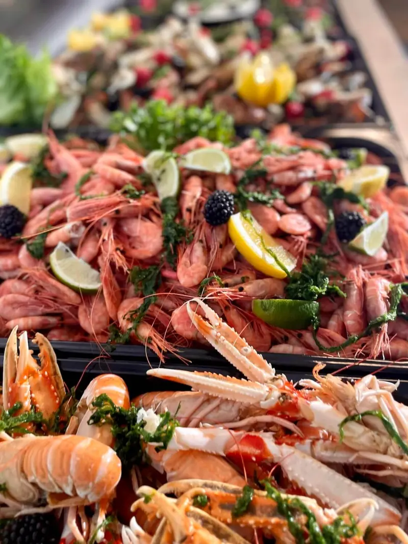 Sjømatfat med reker, krabbeklør og sjøkreps