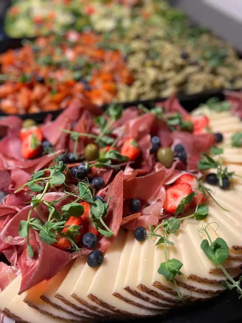 Tapasfat fra Redningen med spekeskinke, ost og bær
