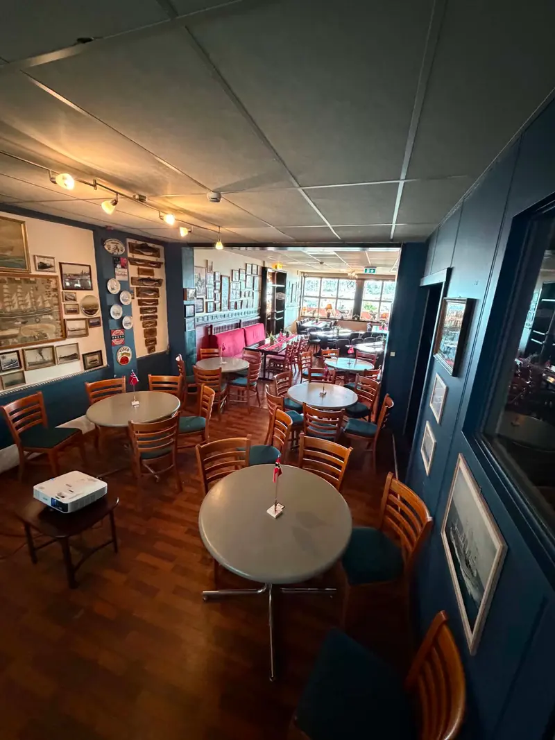 Restaurantsalen med vinduer mot sjøen