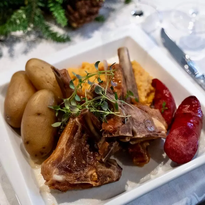 Pinnekjøtttallerken fra Redningen med poteter, pølse og kålrotstappe