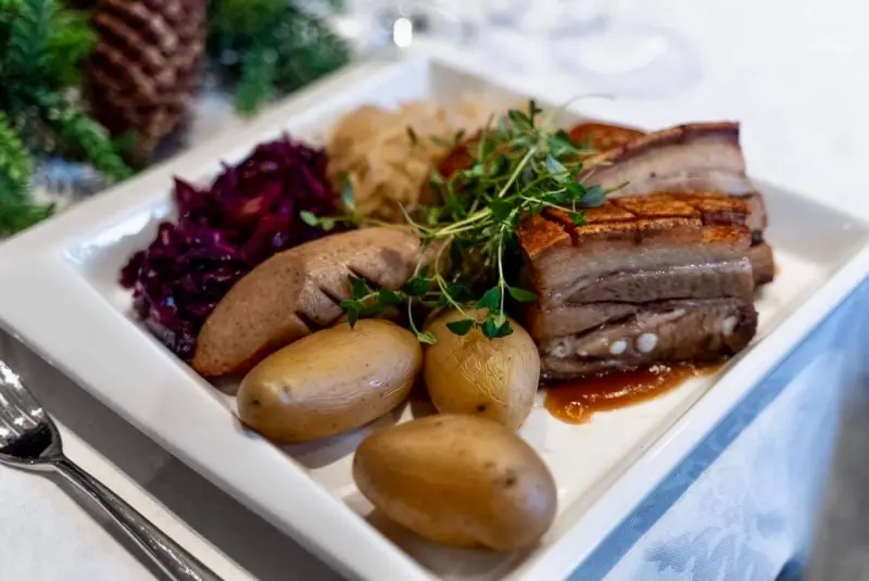 Ribbetallerken fra Redningen med ribbe, pølse, rødkål og poteter