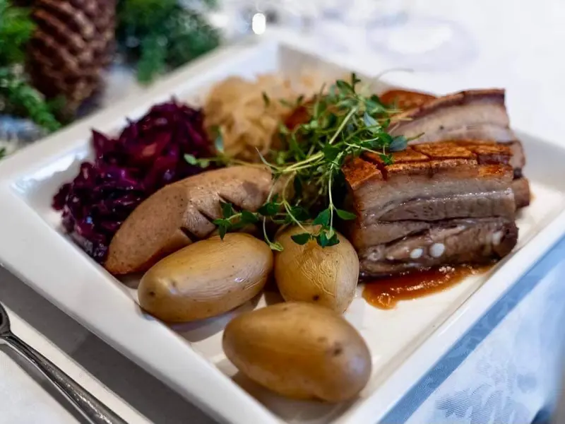 Ribbe med surkål, medisterkake og poteter