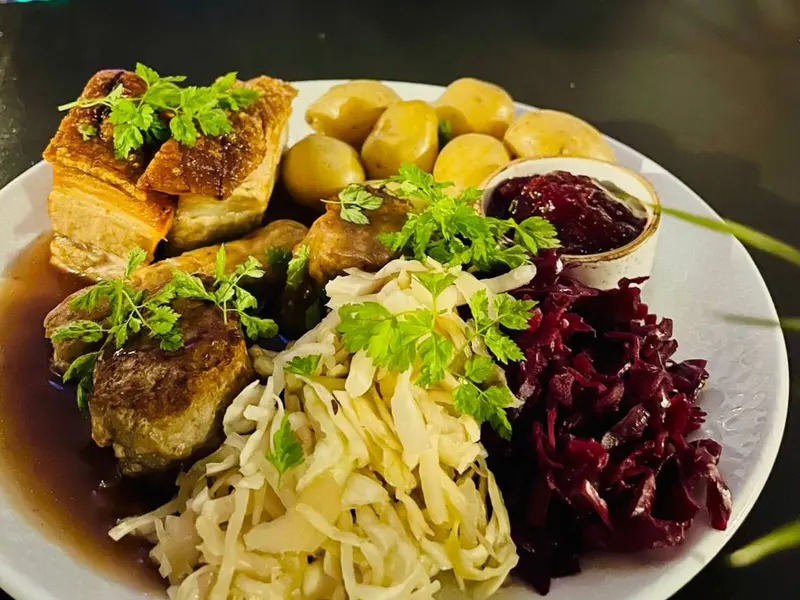 Juletallerken med ribbe, medisterkake, surkål og rødkål