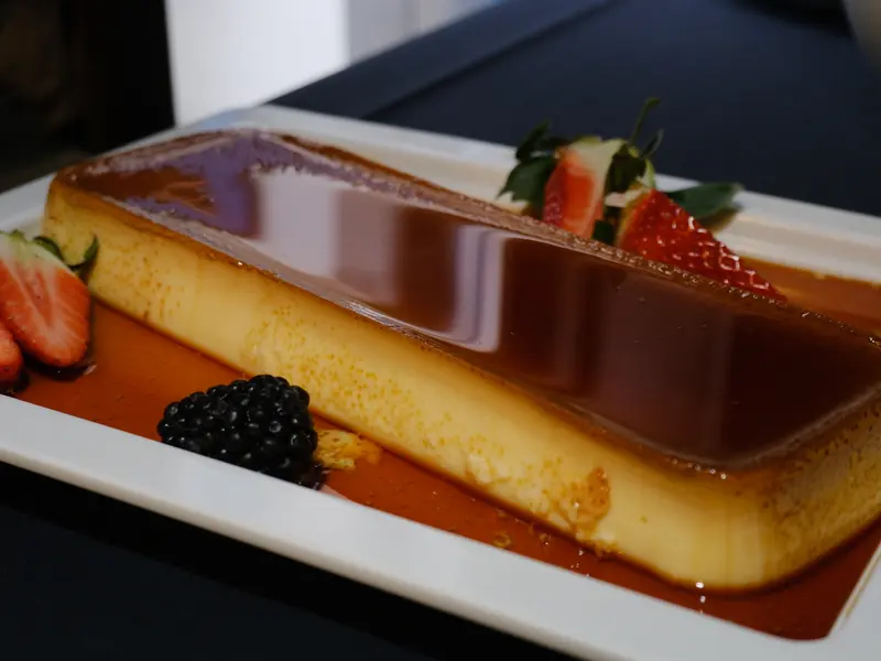 Karamellpudding med jordbær og karamellsaus