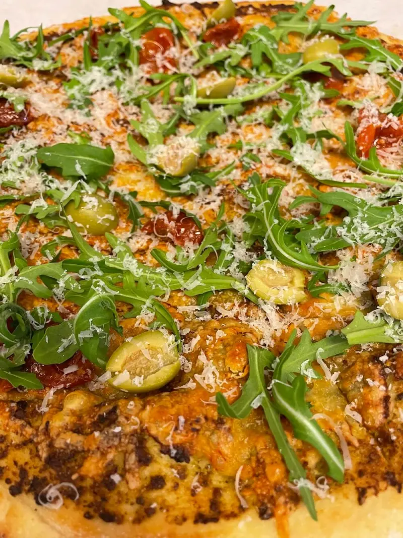 Pizza med spekeskinke, ruccola og parmesan