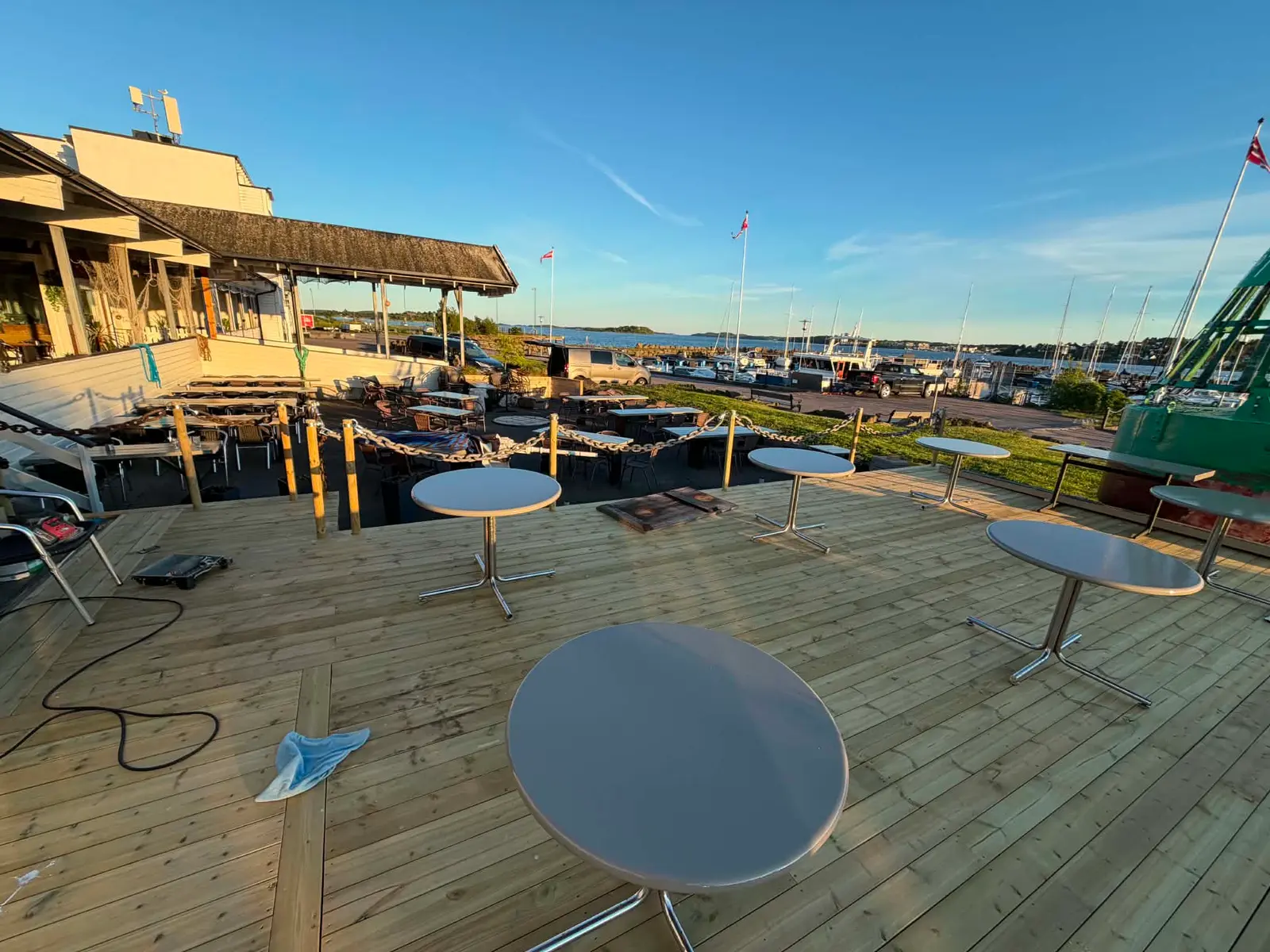 Terrassen hos Redningen med utsikt over Vallø båthavn og sjøen