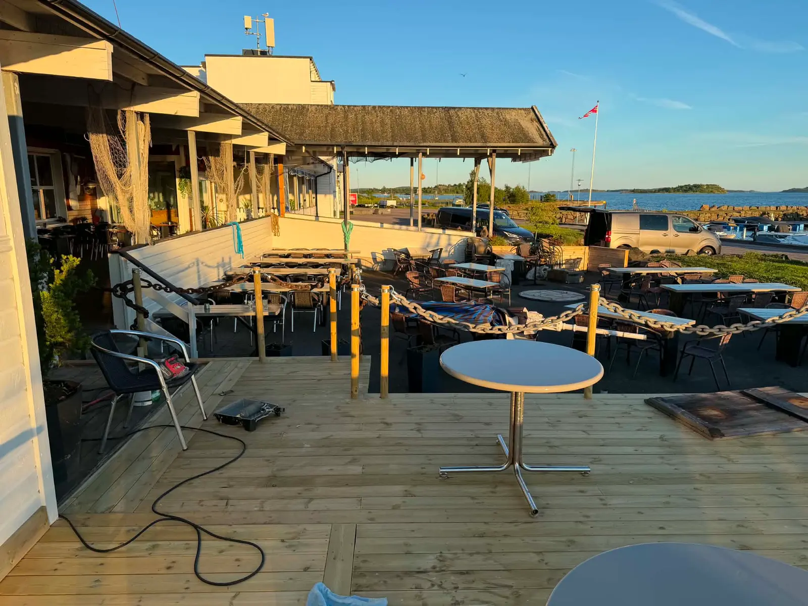 Terrassen ved båthavna på Vallø