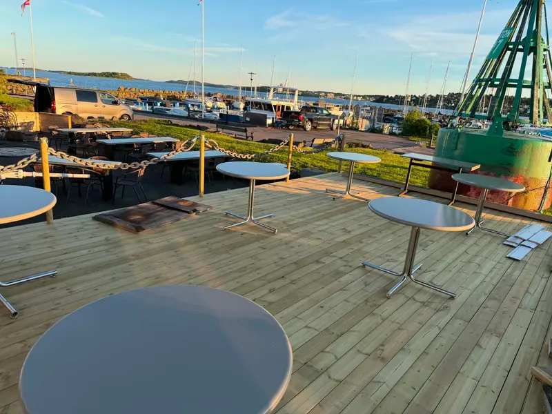 Terrassen med utsikt over båthavna på Vallø
